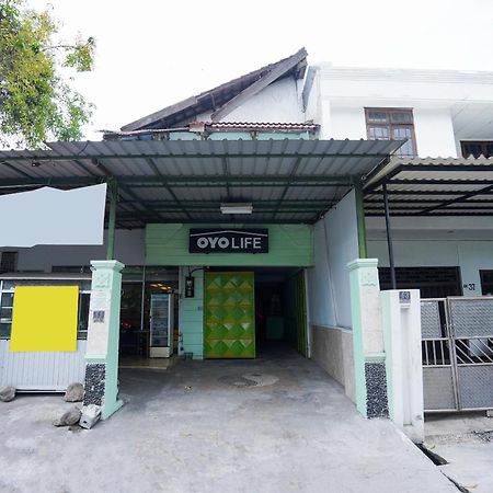 Oyo Life 2309 Kost Si Mbok Vivi Ξενοδοχείο Σουραμπάγια Εξωτερικό φωτογραφία