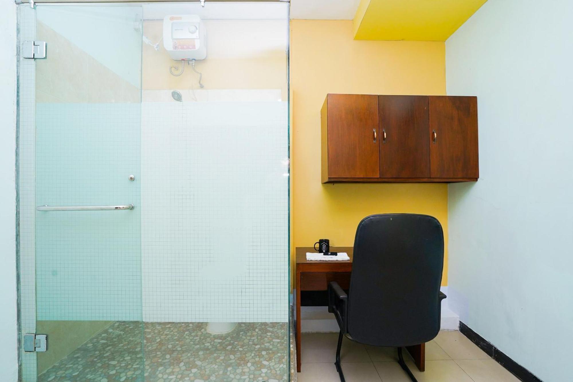 Oyo Life 2309 Kost Si Mbok Vivi Ξενοδοχείο Σουραμπάγια Εξωτερικό φωτογραφία