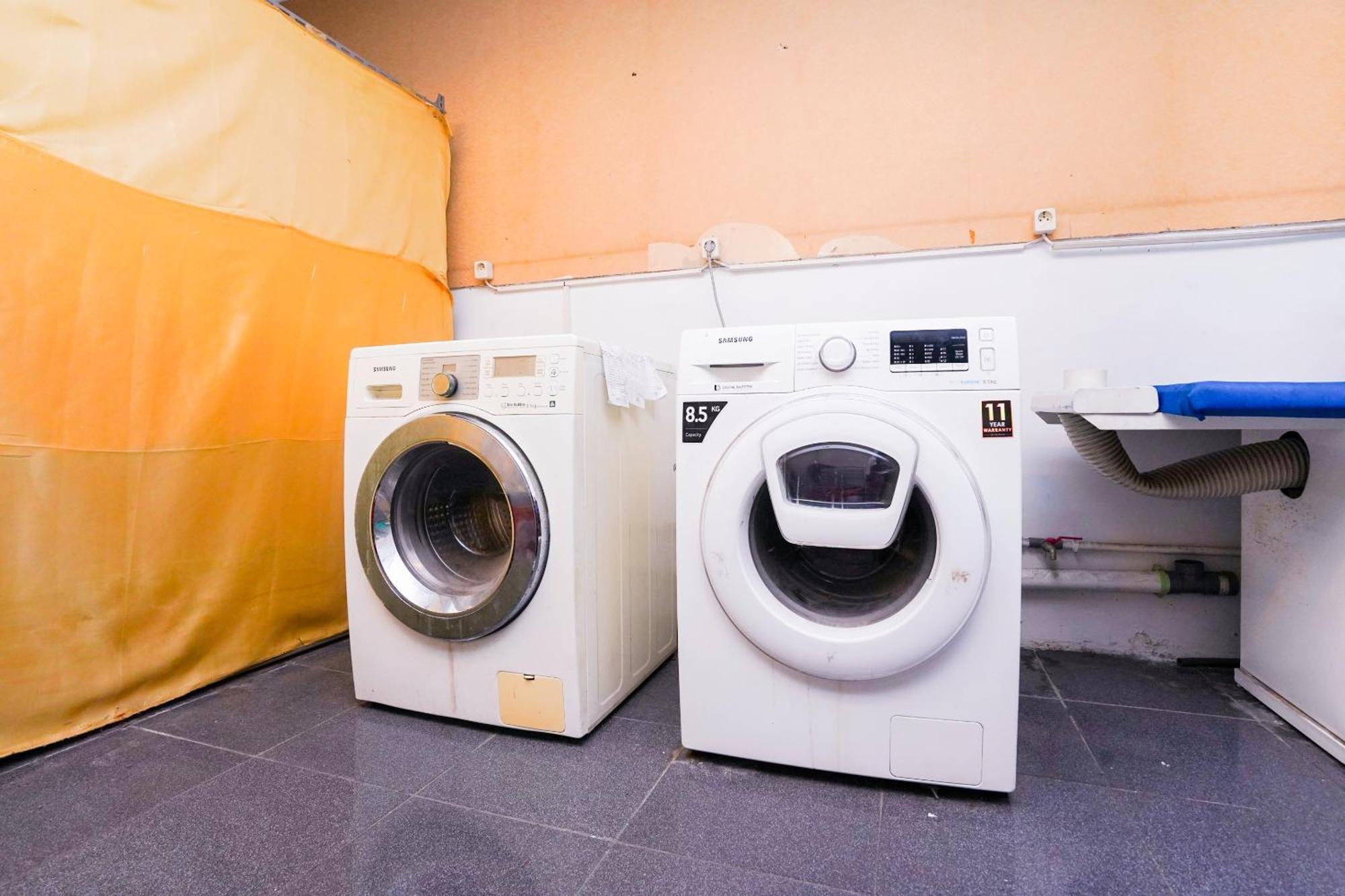 Oyo Life 2309 Kost Si Mbok Vivi Ξενοδοχείο Σουραμπάγια Εξωτερικό φωτογραφία