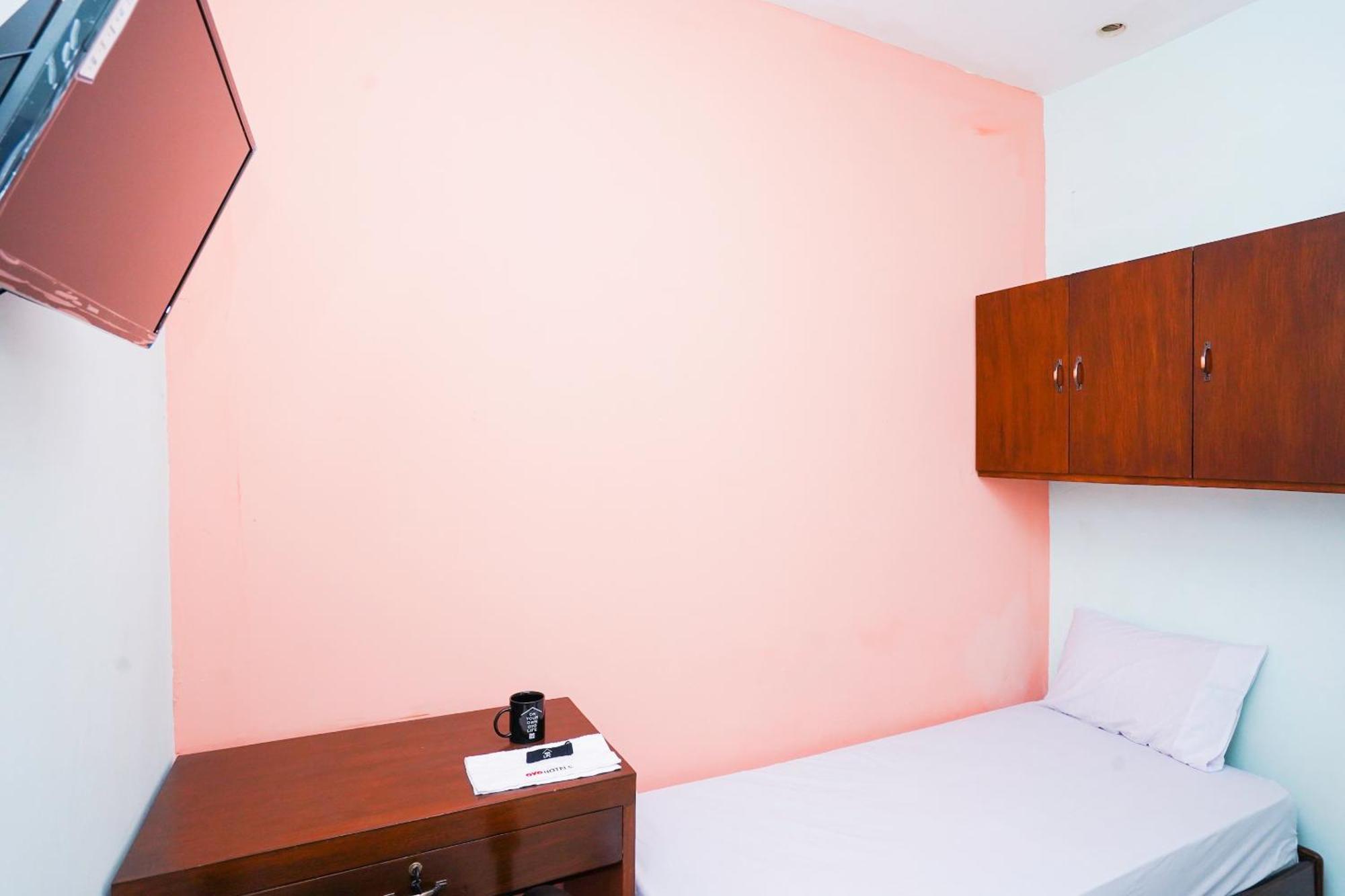 Oyo Life 2309 Kost Si Mbok Vivi Ξενοδοχείο Σουραμπάγια Εξωτερικό φωτογραφία
