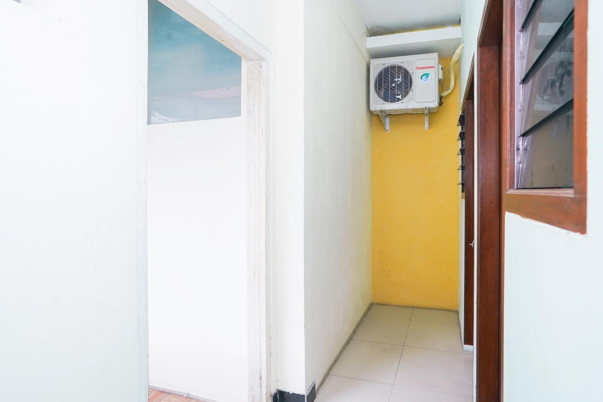 Oyo Life 2309 Kost Si Mbok Vivi Ξενοδοχείο Σουραμπάγια Εξωτερικό φωτογραφία