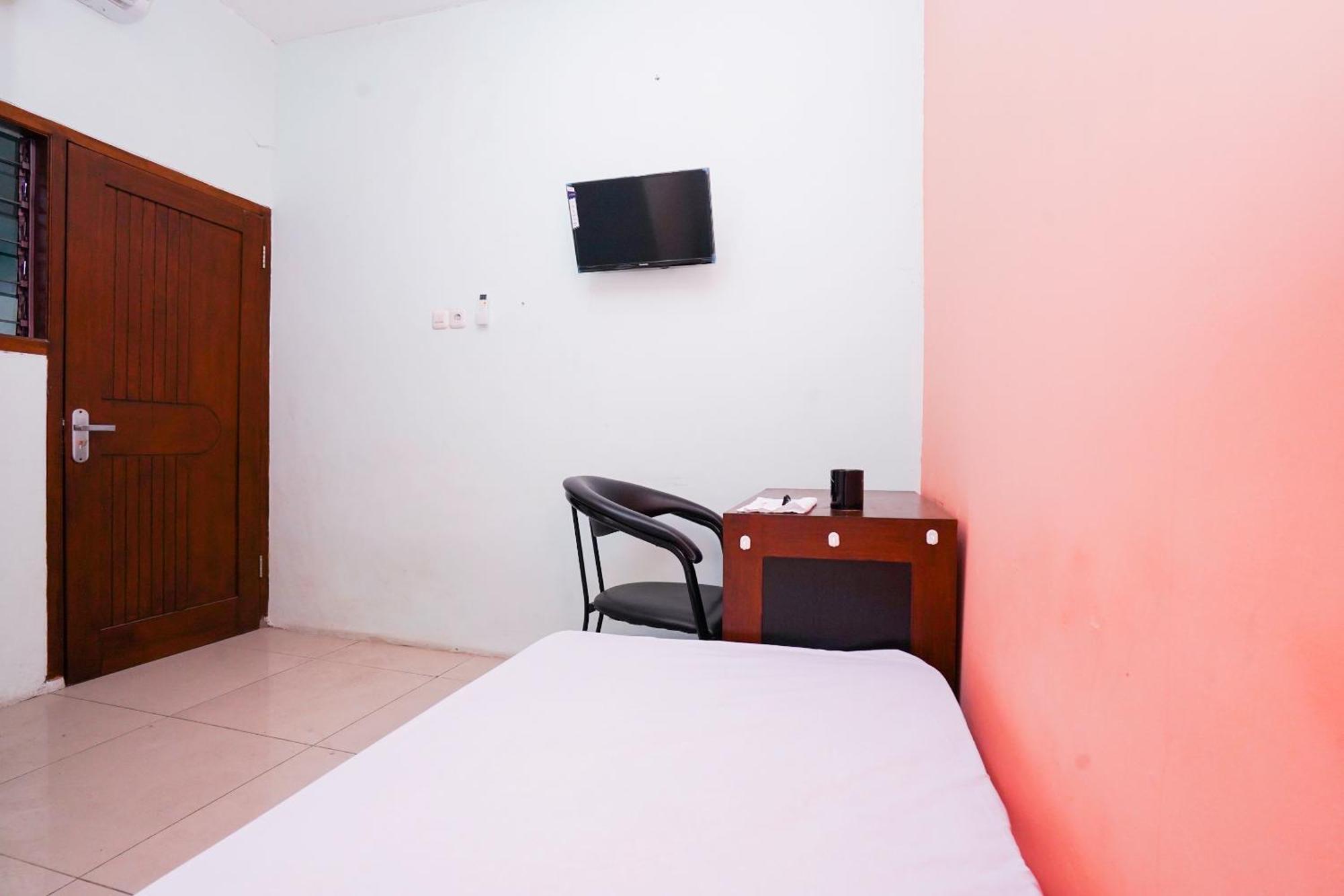 Oyo Life 2309 Kost Si Mbok Vivi Ξενοδοχείο Σουραμπάγια Εξωτερικό φωτογραφία