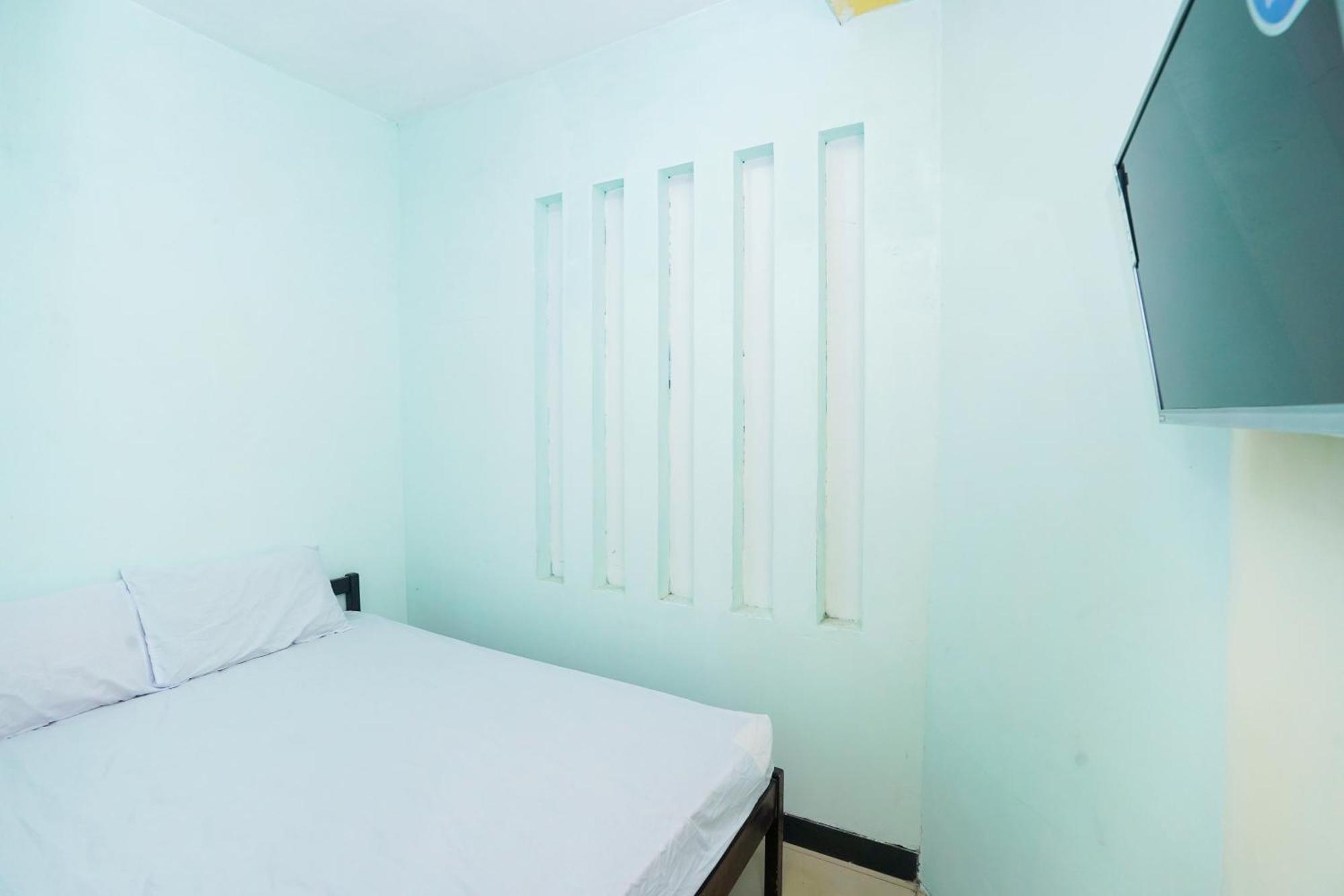 Oyo Life 2309 Kost Si Mbok Vivi Ξενοδοχείο Σουραμπάγια Εξωτερικό φωτογραφία