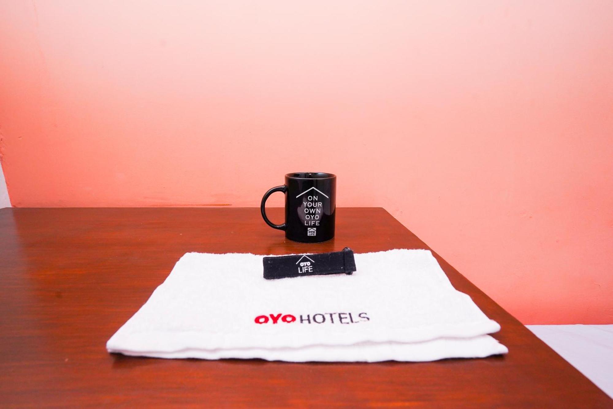 Oyo Life 2309 Kost Si Mbok Vivi Ξενοδοχείο Σουραμπάγια Εξωτερικό φωτογραφία