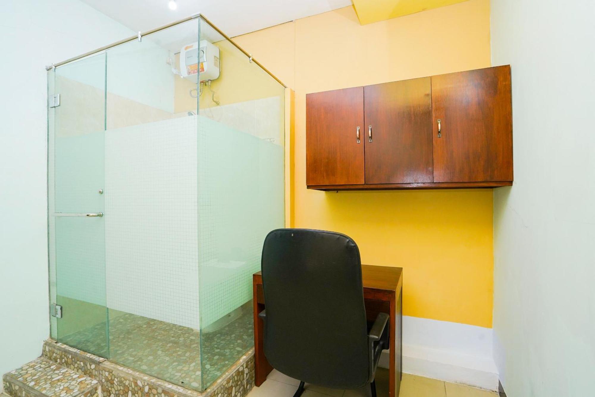 Oyo Life 2309 Kost Si Mbok Vivi Ξενοδοχείο Σουραμπάγια Εξωτερικό φωτογραφία
