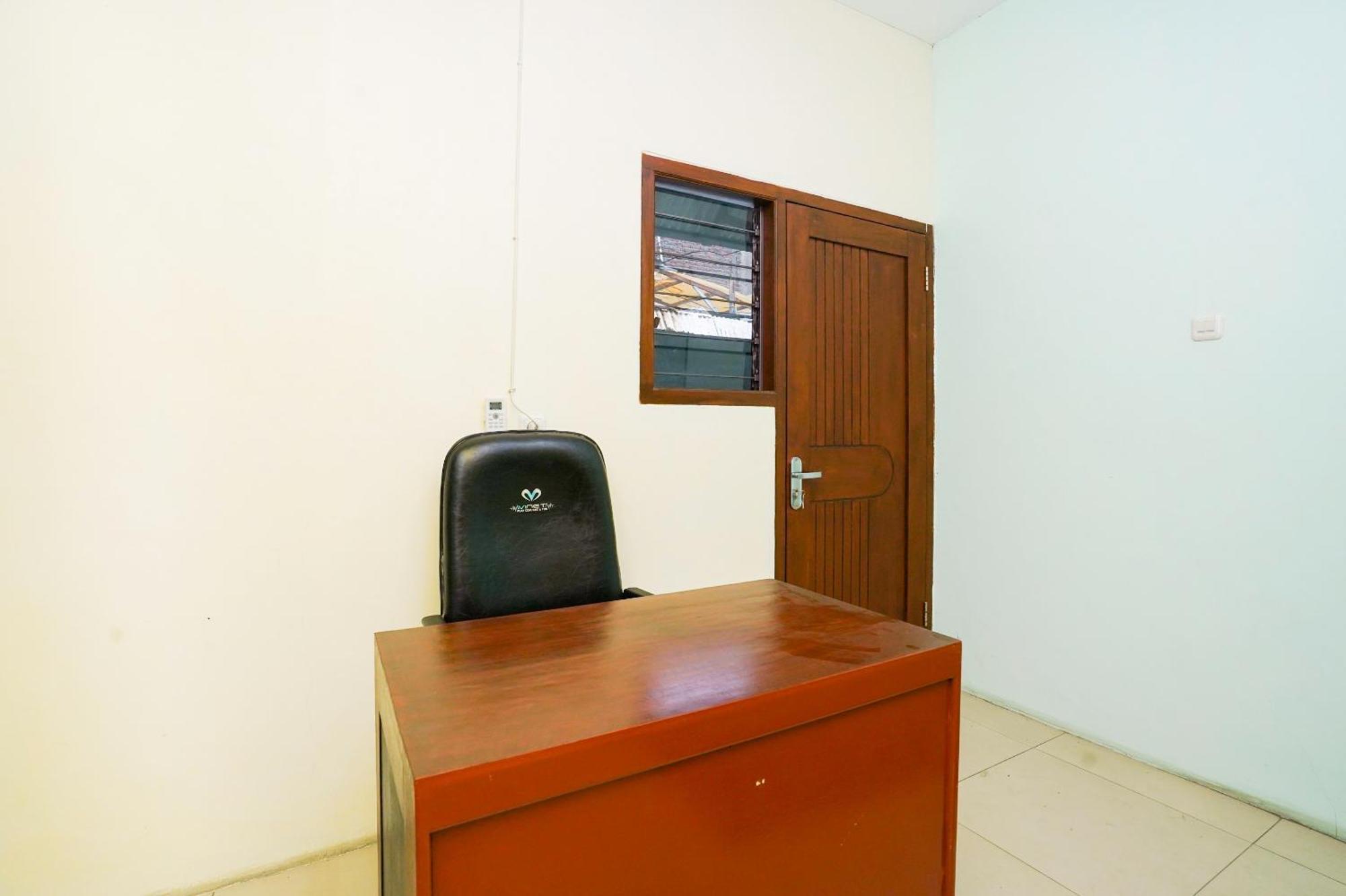 Oyo Life 2309 Kost Si Mbok Vivi Ξενοδοχείο Σουραμπάγια Εξωτερικό φωτογραφία