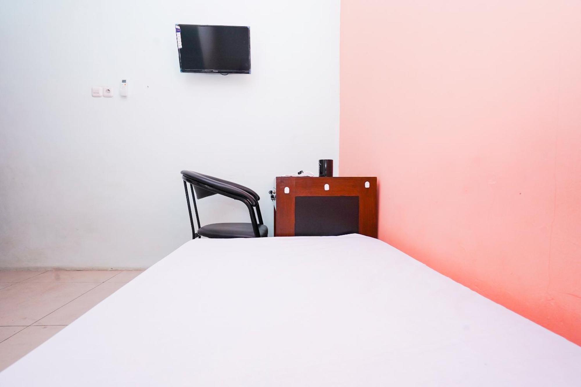 Oyo Life 2309 Kost Si Mbok Vivi Ξενοδοχείο Σουραμπάγια Εξωτερικό φωτογραφία