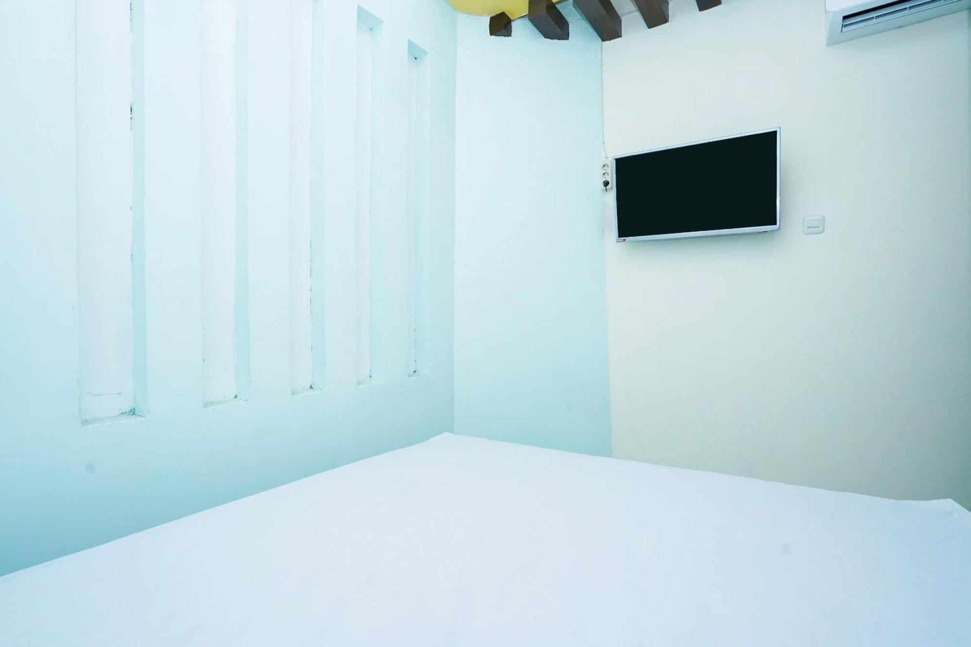 Oyo Life 2309 Kost Si Mbok Vivi Ξενοδοχείο Σουραμπάγια Εξωτερικό φωτογραφία