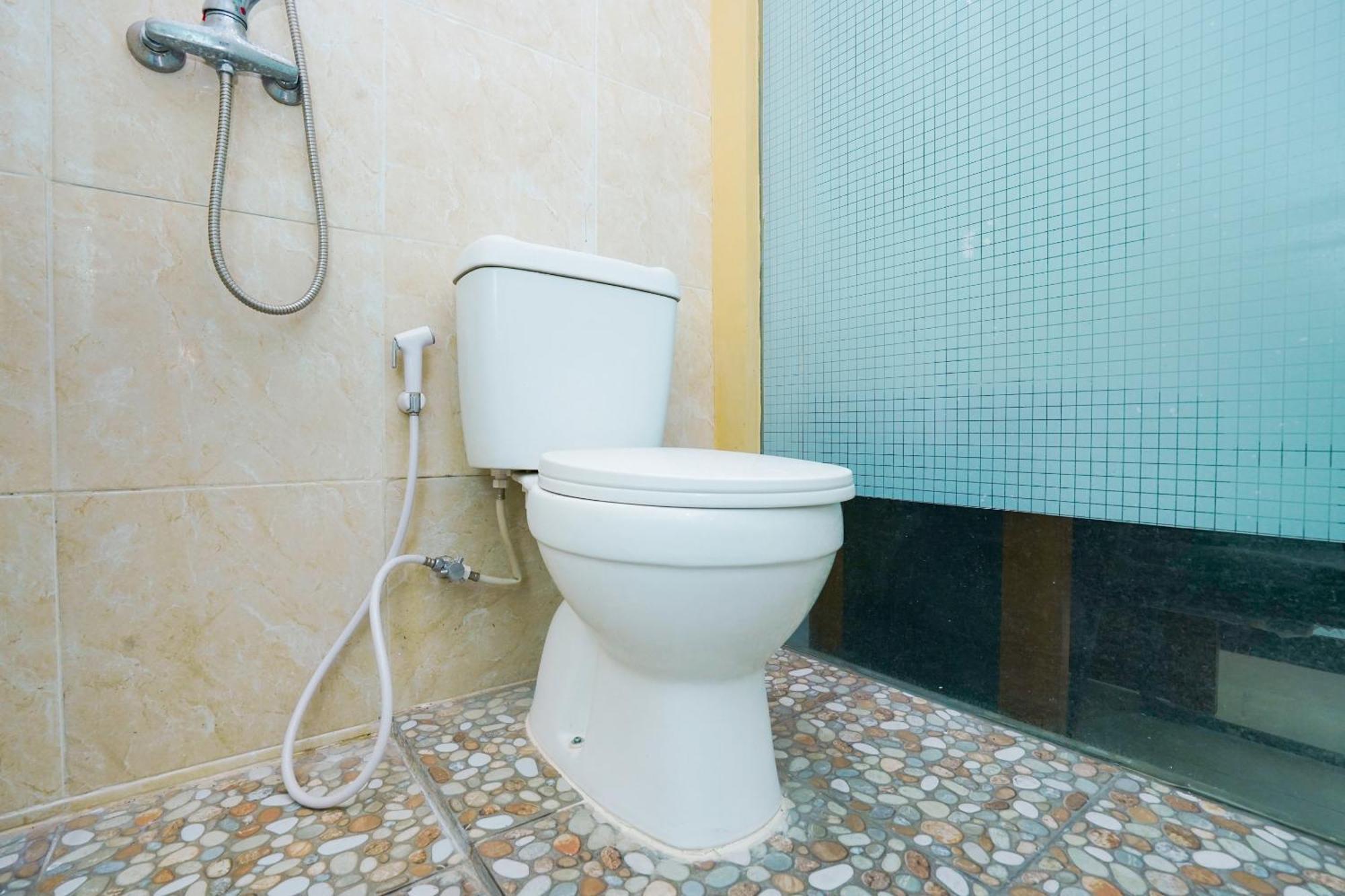 Oyo Life 2309 Kost Si Mbok Vivi Ξενοδοχείο Σουραμπάγια Εξωτερικό φωτογραφία