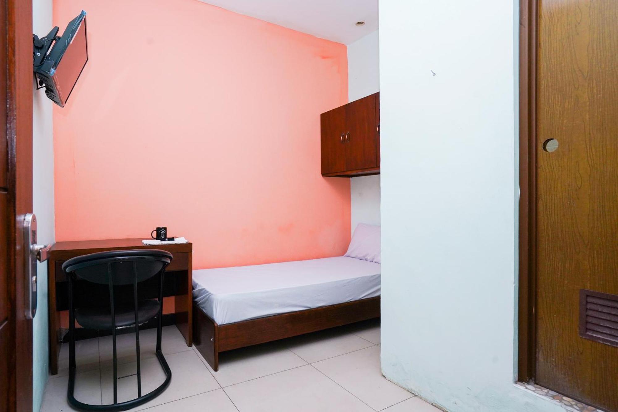 Oyo Life 2309 Kost Si Mbok Vivi Ξενοδοχείο Σουραμπάγια Εξωτερικό φωτογραφία